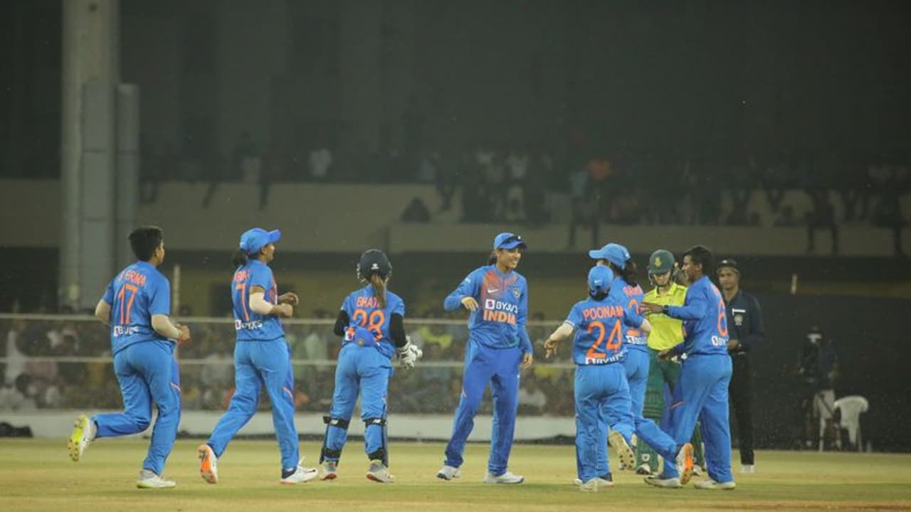 T20 ಕ್ರಿಕೆಟ್: ಮಿಂಚಿದ ದೀಪ್ತಿ, ಭಾರತಕ್ಕೆ 11 ರನ್ ಜಯ T20 ಕ್ರಿಕೆಟ್: ಮಿಂಚಿದ ದೀಪ್ತಿ, ಭಾರತಕ್ಕೆ 11 ರನ್ ಜಯ