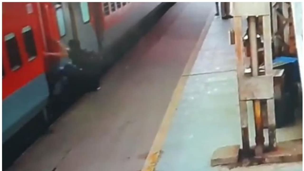 ഓടുന്ന ട്രെയിനില് കയറാന് ശ്രമിക്കവേ ചാട്ടം പിഴച്ചു; യാത്രക്കാരന് രക്ഷപ്പെട്ടത് തലനാരിഴയ്ക്ക് ഓടുന്ന ട്രെയിനില് കയറാന് ശ്രമിക്കവേ ചാട്ടം പിഴച്ചു; യാത്രക്കാരന് രക്ഷപ്പെട്ടത് തലനാരിഴയ്ക്ക്