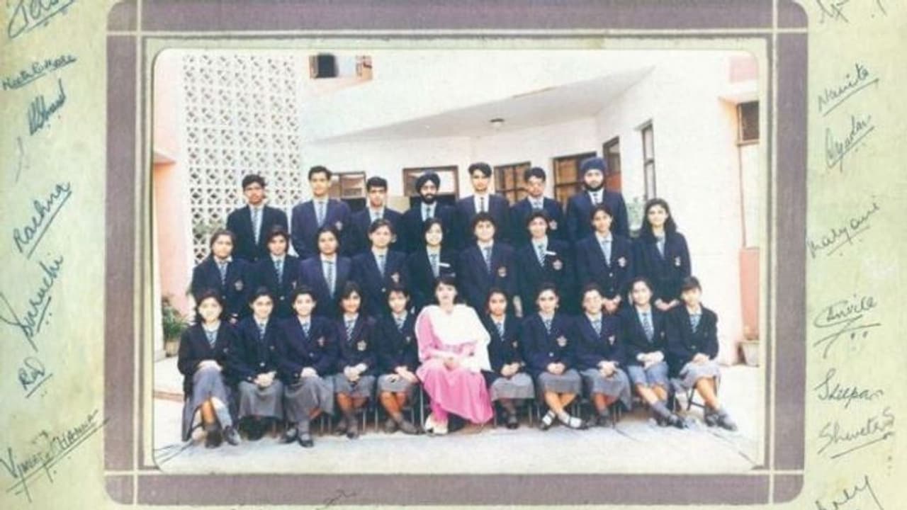 ഇതാണ് ടേണിംഗ് പോയന്റ്, സ്‍കൂള്‍ കാലത്തെ ഫോട്ടോയുമായി സുസ്‍മിത സെൻ