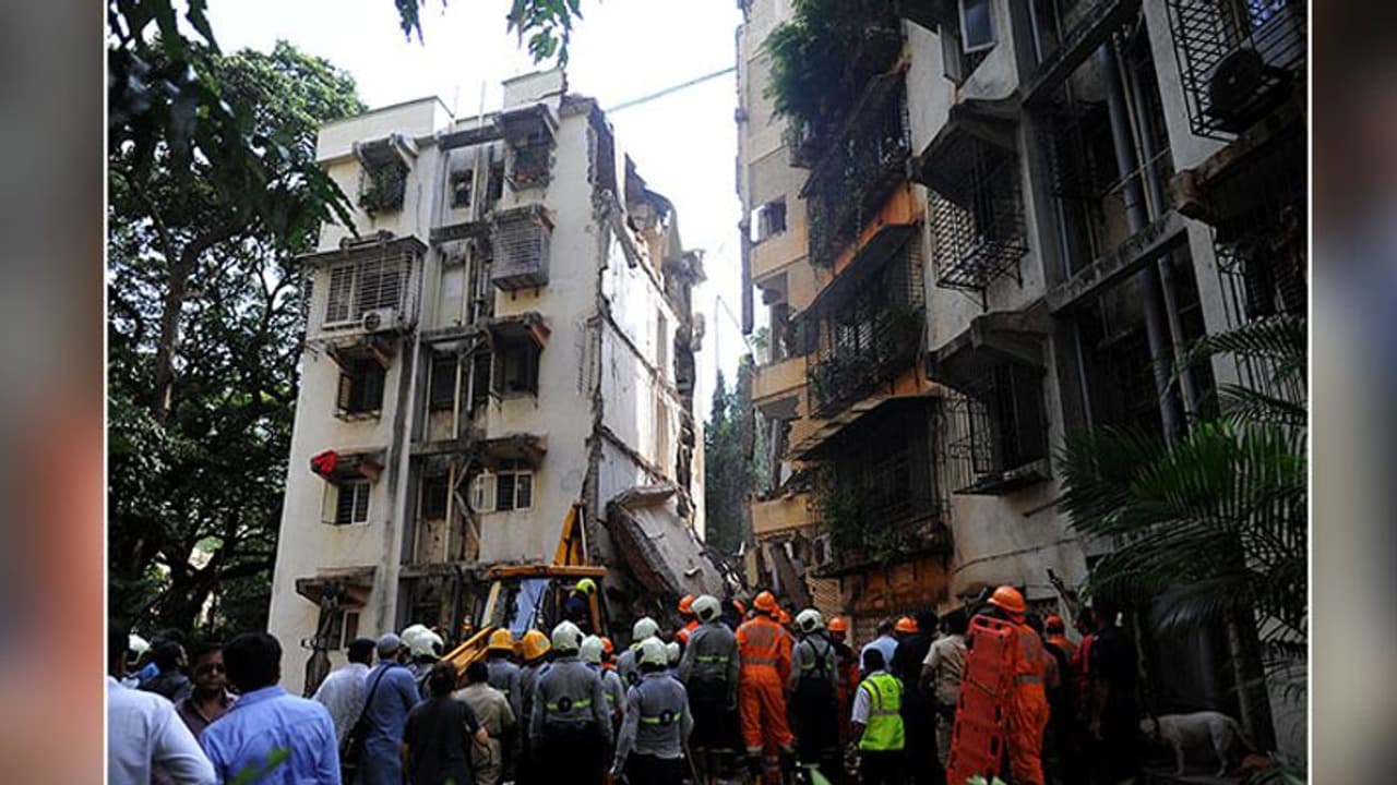 అపార్ట్ మెంట్ స్లాబ్ కూలి భారీ రంధ్రం, ఏడుగురు మృతి... అపార్ట్ మెంట్ స్లాబ్ కూలి భారీ రంధ్రం, ఏడుగురు మృతి...