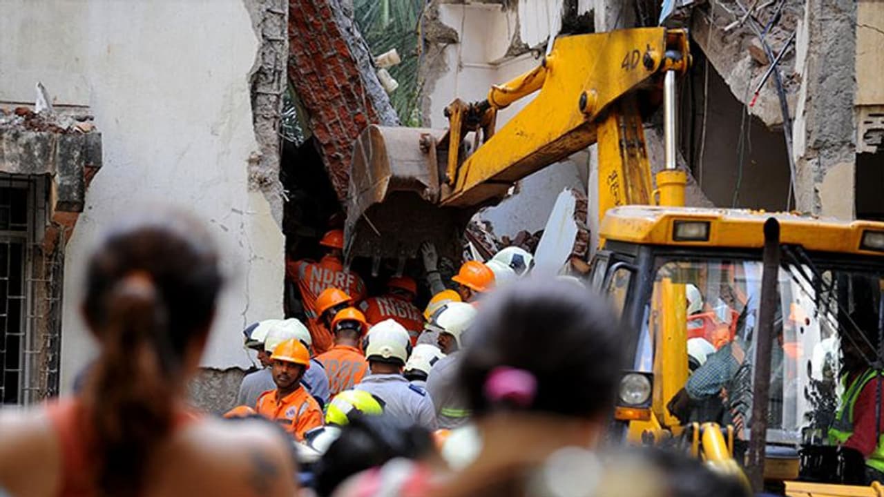 ఘోర ప్రమాదం... గ్యాస్ సిలిండర్ పేలి 10మంది మృతి ఘోర ప్రమాదం... గ్యాస్ సిలిండర్ పేలి 10మంది మృతి