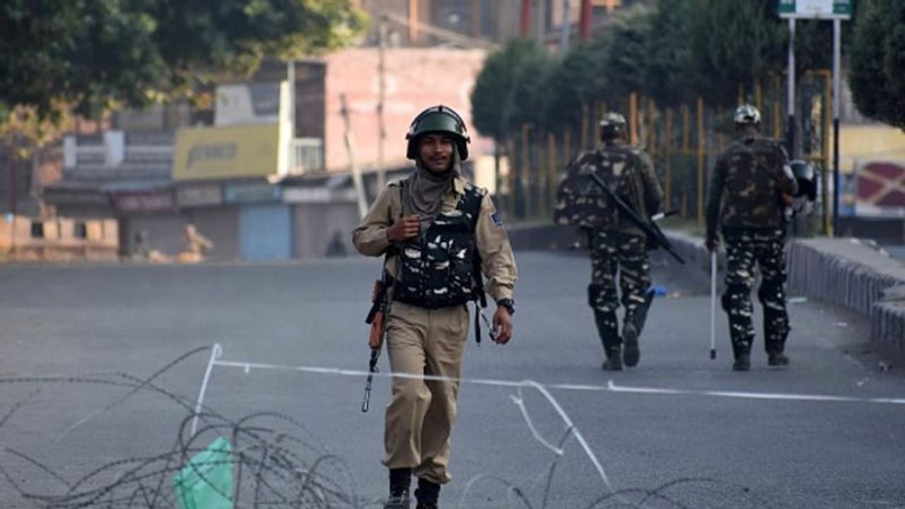 জারি হল কমলা সতর্কতা, হামলা হতে পারে বায়ুসেনার ঘাঁটিতেই, তটস্থ জম্মু কাশ্মীর জারি হল কমলা সতর্কতা, হামলা হতে পারে বায়ুসেনার ঘাঁটিতেই, তটস্থ জম্মু কাশ্মীর