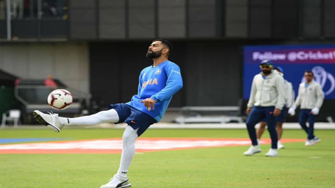 মেসি নয় রোনাল্ডোকেই বেশি পছন্দ ইঙ্গিত ভারত অধিনায়ক কোহলির মেসি নয় রোনাল্ডোকেই বেশি পছন্দ ইঙ্গিত ভারত অধিনায়ক কোহলির