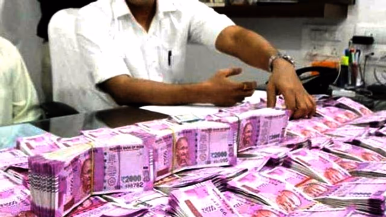 50 लाख रुपए की पेन से लिखता था ये IAS, IT की जांच में निकली इतने करोड़ रुपए की संपत्ति 50 लाख रुपए की पेन से लिखता था ये IAS, IT की जांच में निकली इतने करोड़ रुपए की संपत्ति