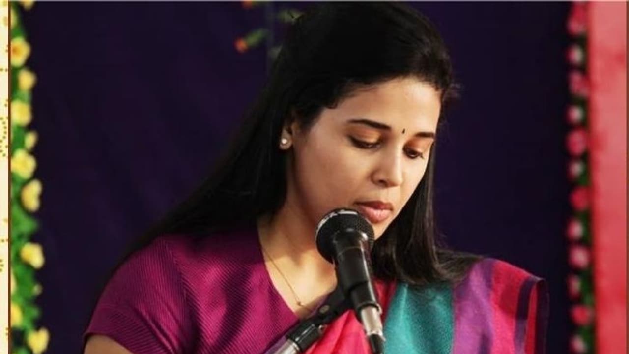 సీఎం చెప్పినా వినని లేడీ సింగం: రోహిణీ సింధూరిపై బదిలీ వేటు