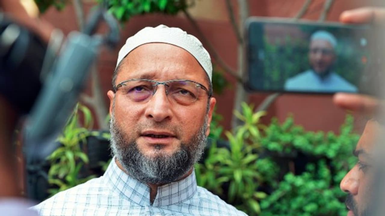 অশিক্ষিত ইতিহাস জানেন না, মোদীকে জাতির জনক বলায় ট্রাম্পকে তীব্র আক্রমণ ওয়াইসি র অশিক্ষিত ইতিহাস জানেন না, মোদীকে জাতির জনক বলায় ট্রাম্পকে তীব্র আক্রমণ ওয়াইসি র