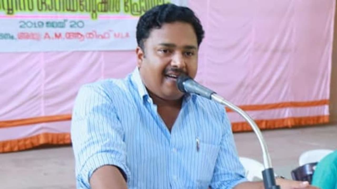 ഡിവൈഎഫ്ഐ നേതാവ് മനു പുളിക്കല് അരൂരിലെ എല്ഡിഎഫ് സ്ഥാനാര്ത്ഥി ഡിവൈഎഫ്ഐ നേതാവ് മനു പുളിക്കല് അരൂരിലെ എല്ഡിഎഫ് സ്ഥാനാര്ത്ഥി