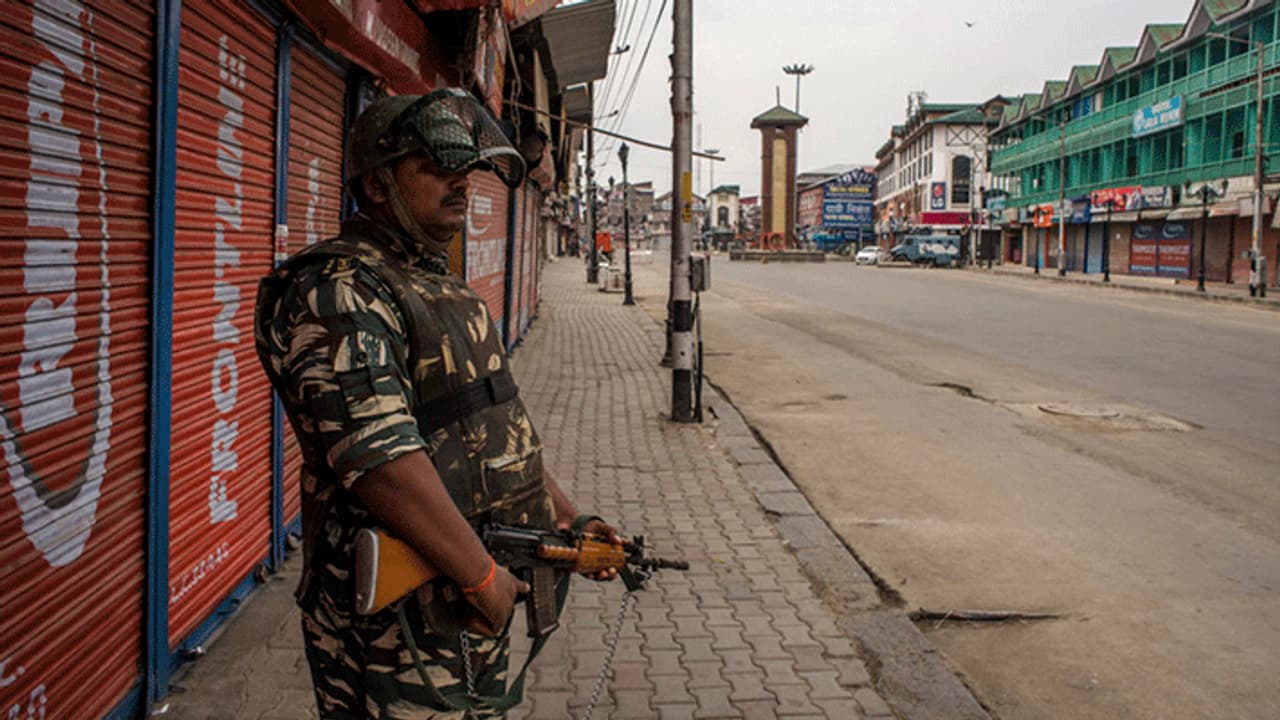 "ఉగ్రవాదులకు లొంగిపోదామా?": ప్రజలకు కాశ్మీర్ ప్రభుత్వ సూటి ప్రశ్న