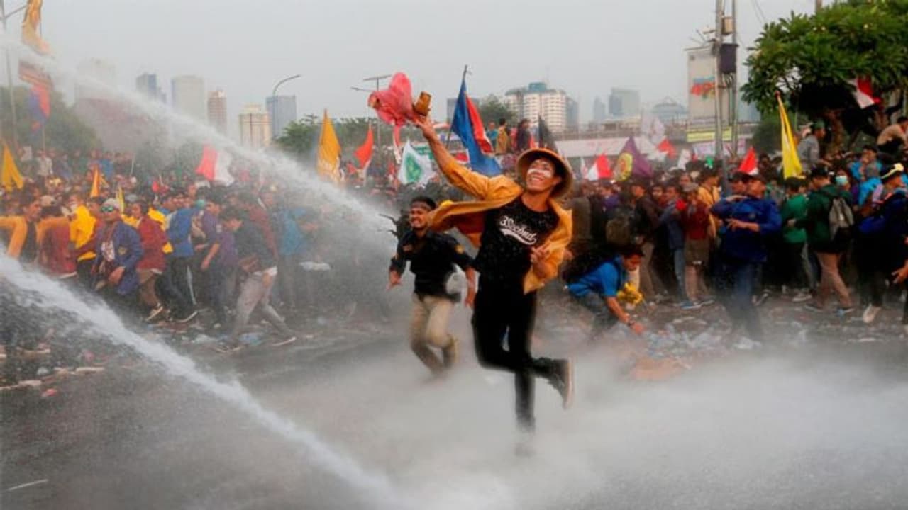 വിവാഹപൂർവരതി നിരോധിക്കാനുറച്ച് ഇന്തോനേഷ്യ, പ്രതിഷേധവുമായി തെരുവിലിറങ്ങിയത് പതിനായിരങ്ങൾ വിവാഹപൂർവരതി നിരോധിക്കാനുറച്ച് ഇന്തോനേഷ്യ, പ്രതിഷേധവുമായി തെരുവിലിറങ്ങിയത് പതിനായിരങ്ങൾ