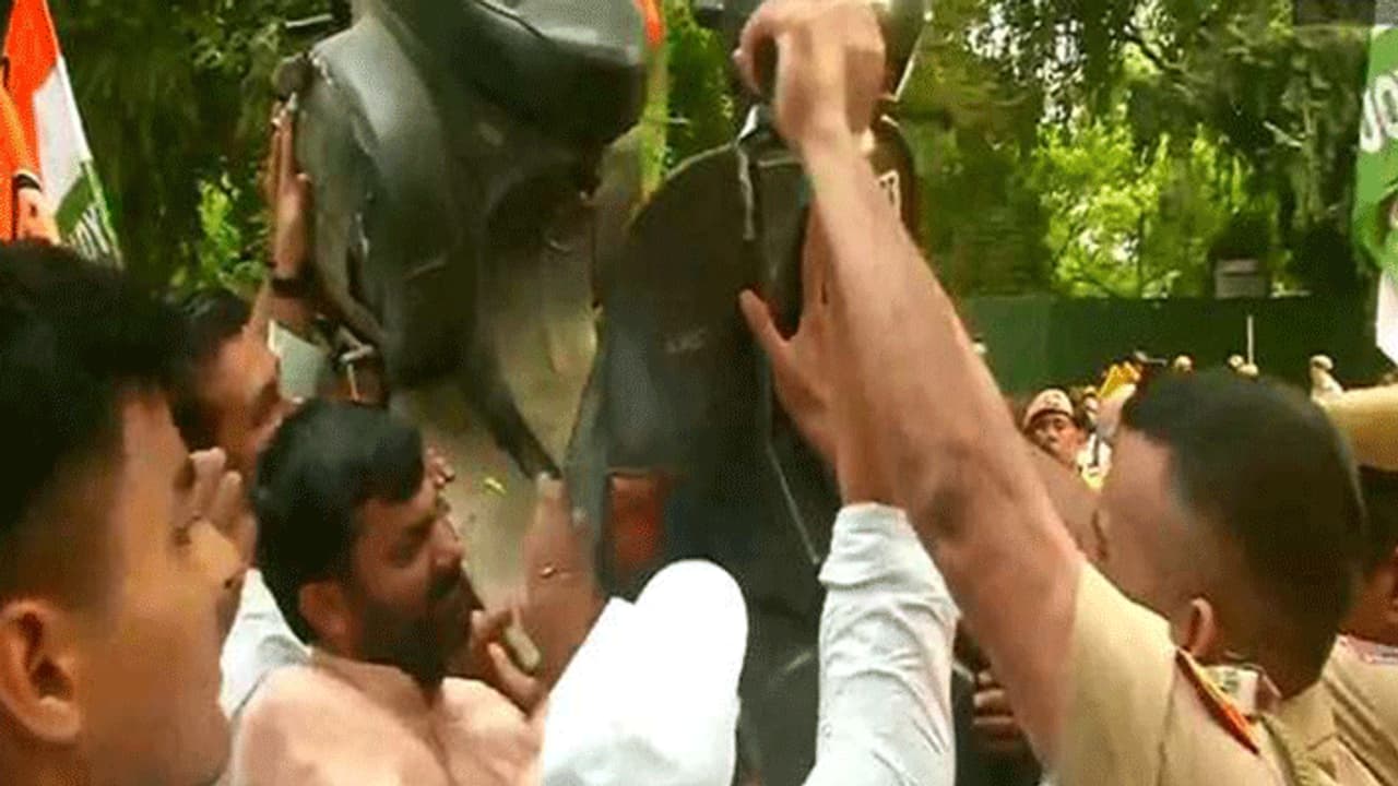 युवा कांग्रेस कार्यकर्ताओं ने भारी भरकम चालान को लेकर किया जोरदार प्रदर्शन युवा कांग्रेस कार्यकर्ताओं ने भारी भरकम चालान को लेकर किया जोरदार प्रदर्शन