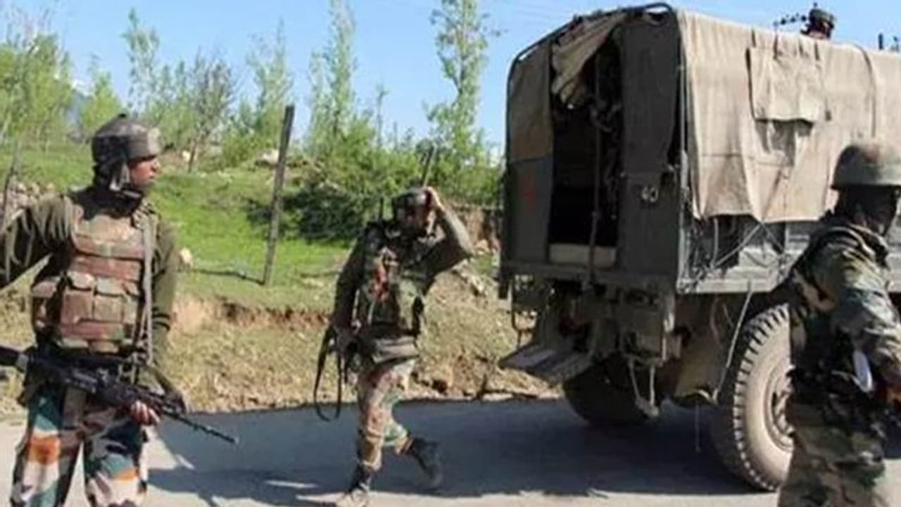 सैन्य शिविर के बाहर सेना की वर्दी में घूम रहा था युवक, पकड़े जाने पर हुआ ये हाल