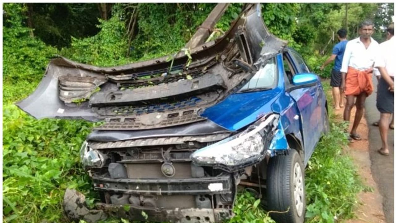 ഡ്രൈവര് ഉറങ്ങി, കാർ നിയന്ത്രണം വിട്ട് വൈദ്യുത പോസ്റ്റിലിടിച്ചു; രണ്ട് പേര്ക്ക് പരിക്ക് ഡ്രൈവര് ഉറങ്ങി, കാർ നിയന്ത്രണം വിട്ട് വൈദ്യുത പോസ്റ്റിലിടിച്ചു; രണ്ട് പേര്ക്ക് പരിക്ക്