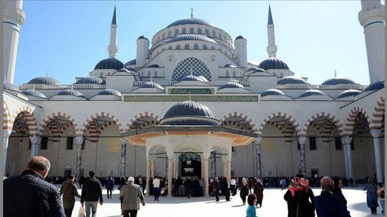 ये है पश्चिम एशिया की सबसे बड़ी मस्जिद, शुक्रवार को होगा उद्घाटन ये है पश्चिम एशिया की सबसे बड़ी मस्जिद, शुक्रवार को होगा उद्घाटन