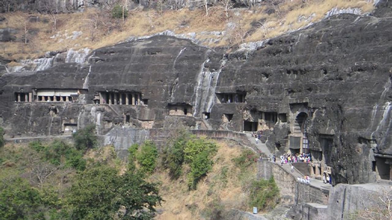 सरकार की छोटी सी लापरवाही पड़ी महंगी, आधे रास्ते से लौटकर जा रहे अजंता गुफाओं के पर्यटक सरकार की छोटी सी लापरवाही पड़ी महंगी, आधे रास्ते से लौटकर जा रहे अजंता गुफाओं के पर्यटक