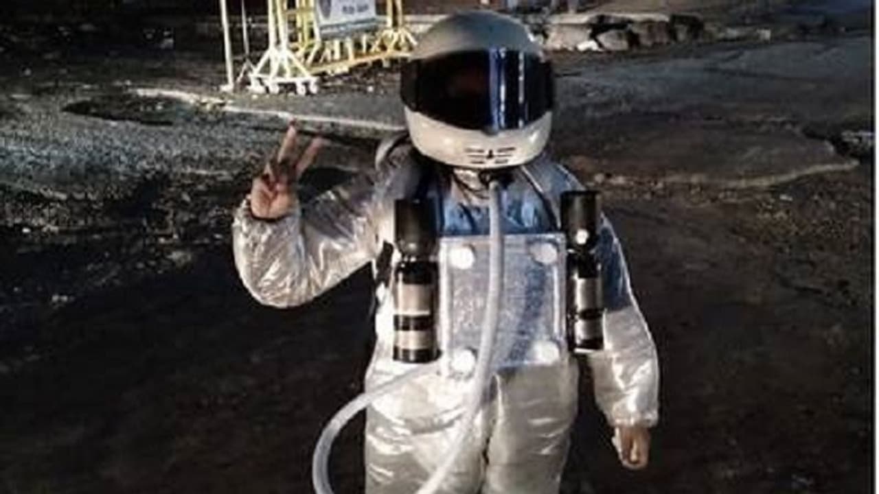 ಮಂಗಳೂರು: ಹೊಂಡ ತುಂಬಿದ ರಸ್ತೆಯಲ್ಲಿ ಮೂನ್‌ವಾಕ್..!