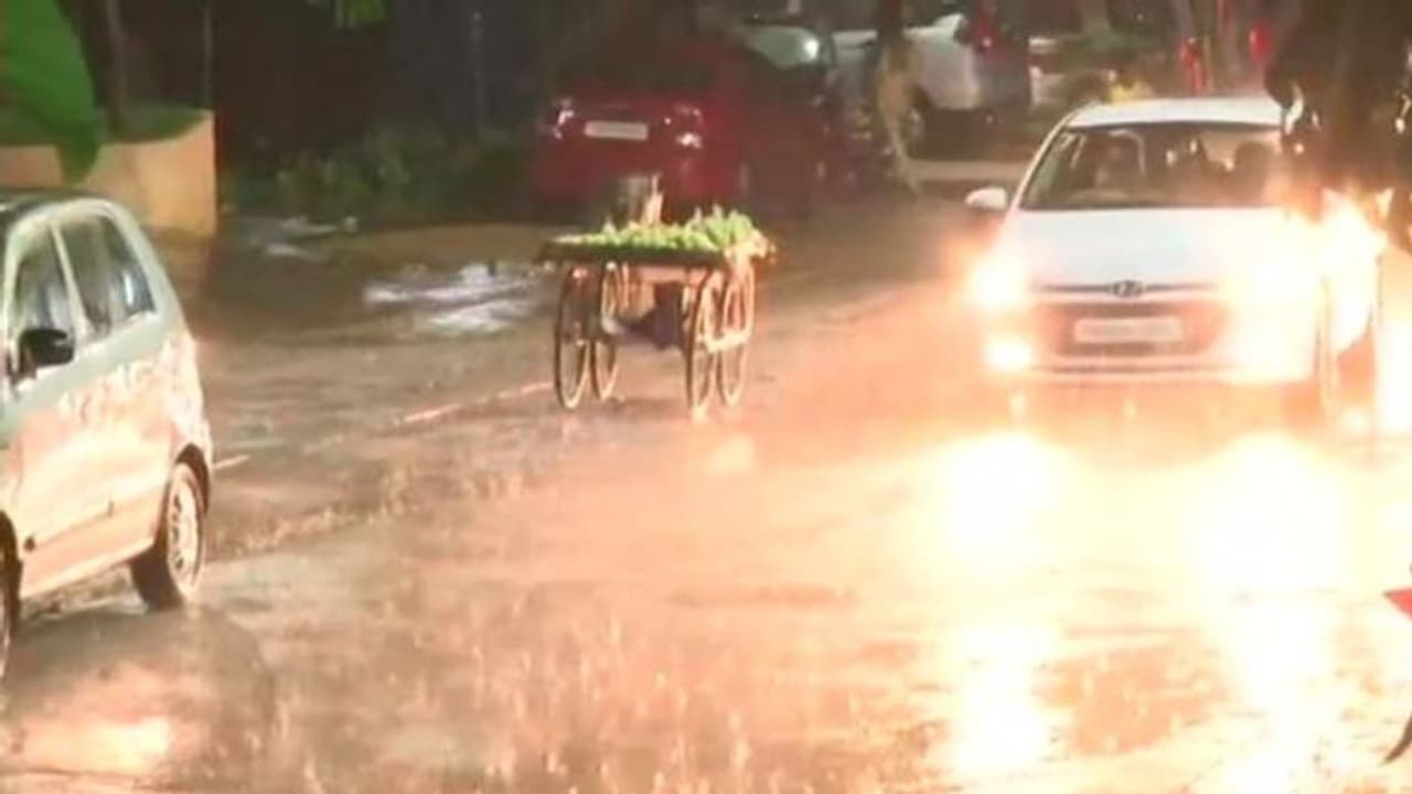 গত ১১১ বছরে এই পরিমাণ বৃষ্টিপাত হয়নি, বর্ষাশেষে এই রাজ্য প্রত্যক্ষ করল রেকর্ড বর্ষণ গত ১১১ বছরে এই পরিমাণ বৃষ্টিপাত হয়নি, বর্ষাশেষে এই রাজ্য প্রত্যক্ষ করল রেকর্ড বর্ষণ