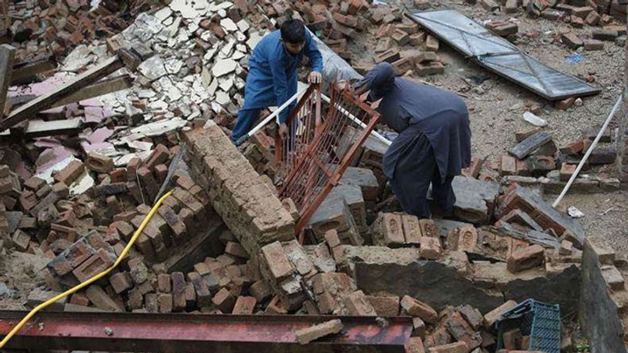 இந்தோனேசியாவில் பயங்கர நிலநடுக்கம்... தூக்கத்தில் இருந்த பொதுமக்கள் அலறியடித்து ஓட்டம்..! இந்தோனேசியாவில் பயங்கர நிலநடுக்கம்... தூக்கத்தில் இருந்த பொதுமக்கள் அலறியடித்து ஓட்டம்..!