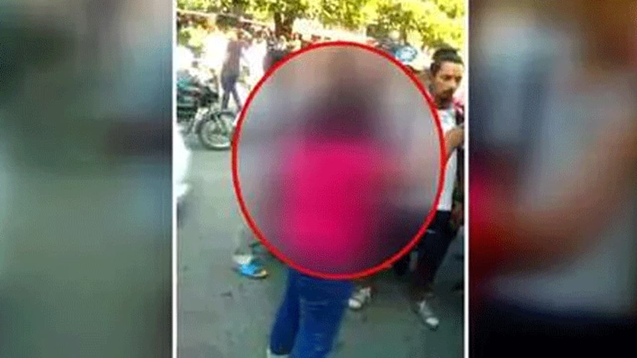 लड़की ने बीच सड़क पर फाड़ लिया अपना टॉप, लोग बोले बेहद ही शर्मनाक था ये सीन