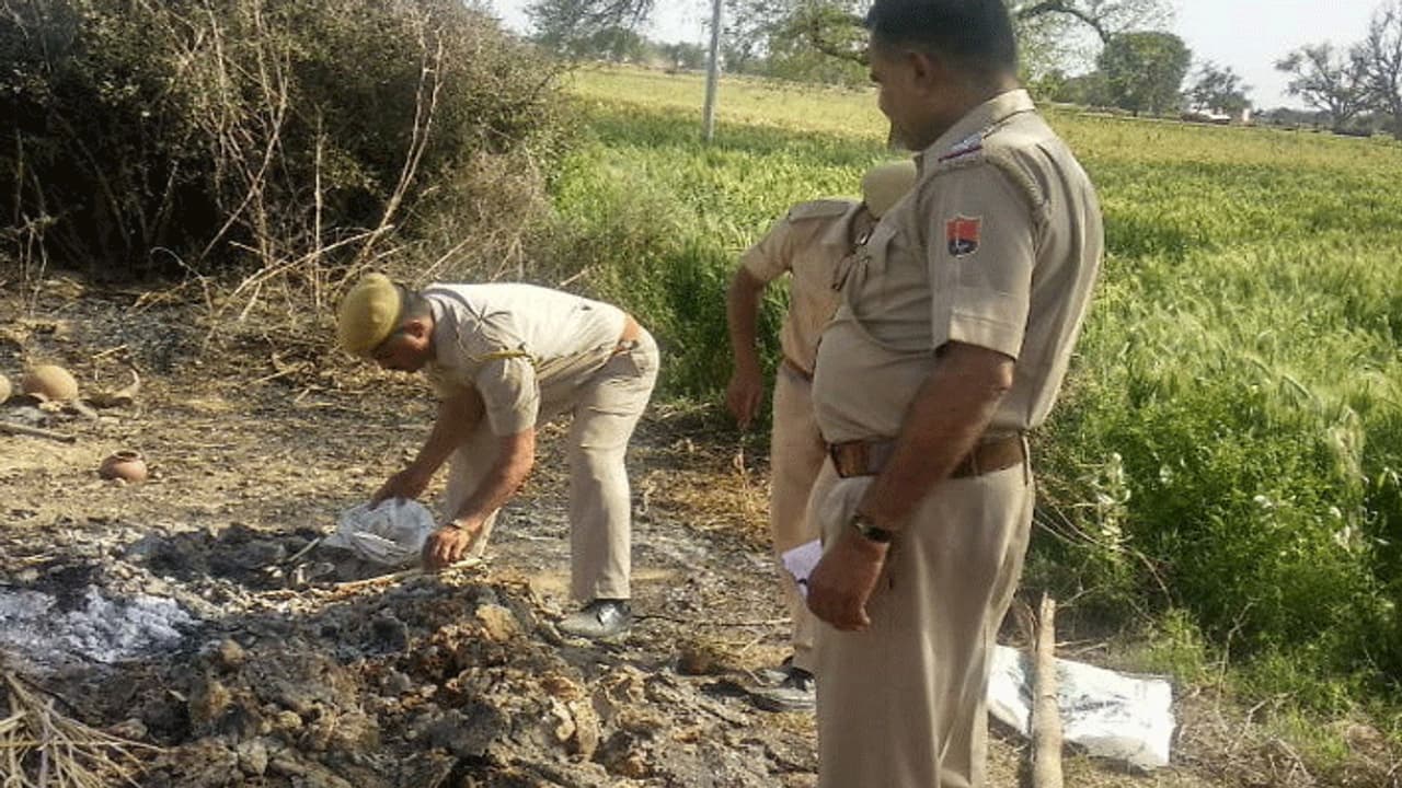चिता से बेटी का अधजला हाथ लेकर भागा पिता, थाने में पहुंचकर बताई पूरी कहानी... चिता से बेटी का अधजला हाथ लेकर भागा पिता, थाने में पहुंचकर बताई पूरी कहानी...