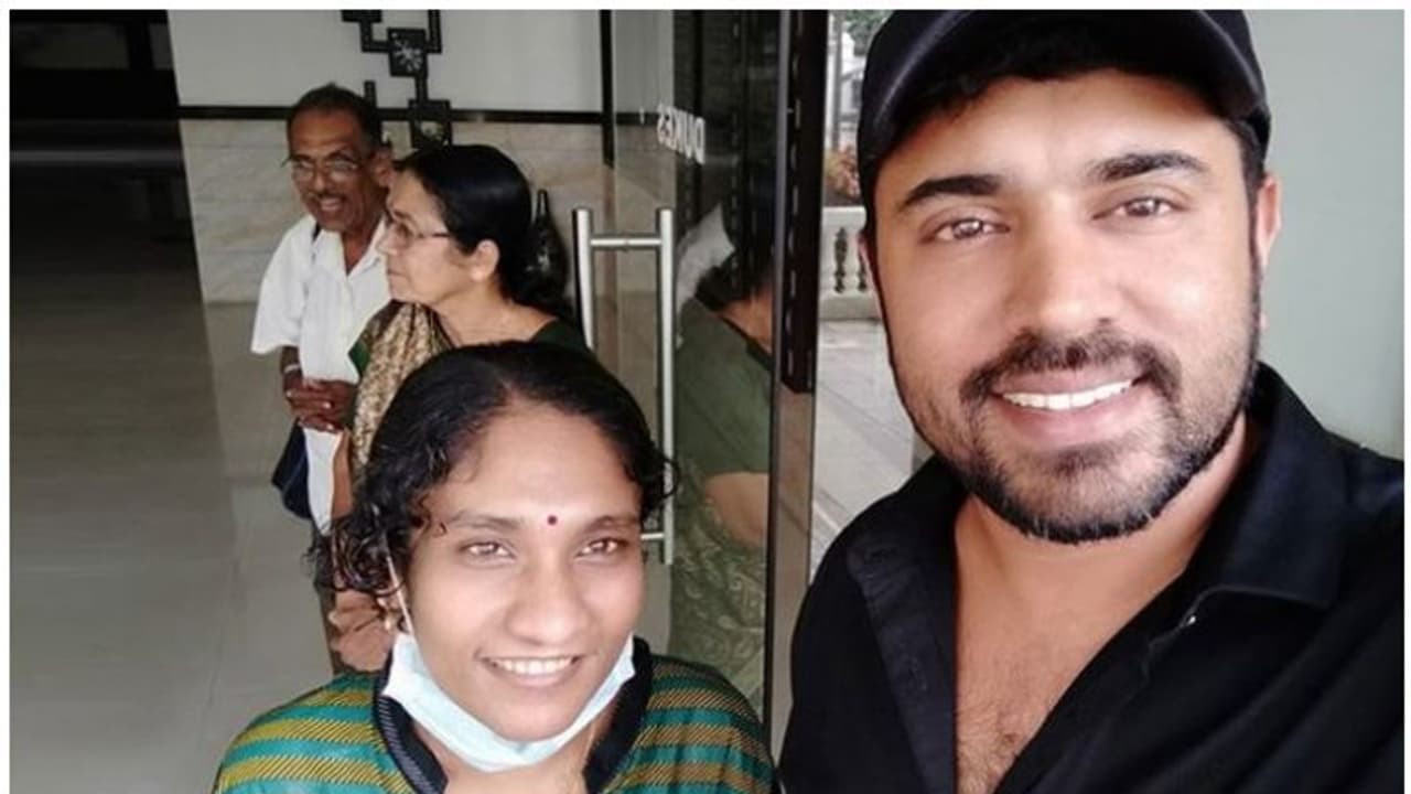 വൃക്ക രോഗബാധിതയായി ചികിത്സയില്‍ കഴിയുന്ന ആരാധികയെ കാണാൻ നിവിൻ പോളി എത്തി