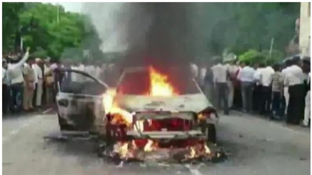 നടുറോഡില് സ്വന്തം കാറിന് തീയിട്ടും വെടിവെപ്പ് നടത്തിയും പരിഭ്രാന്തി പരത്തി; യുവാവ് അറസ്റ്റില് നടുറോഡില് സ്വന്തം കാറിന് തീയിട്ടും വെടിവെപ്പ് നടത്തിയും പരിഭ്രാന്തി പരത്തി; യുവാവ് അറസ്റ്റില്