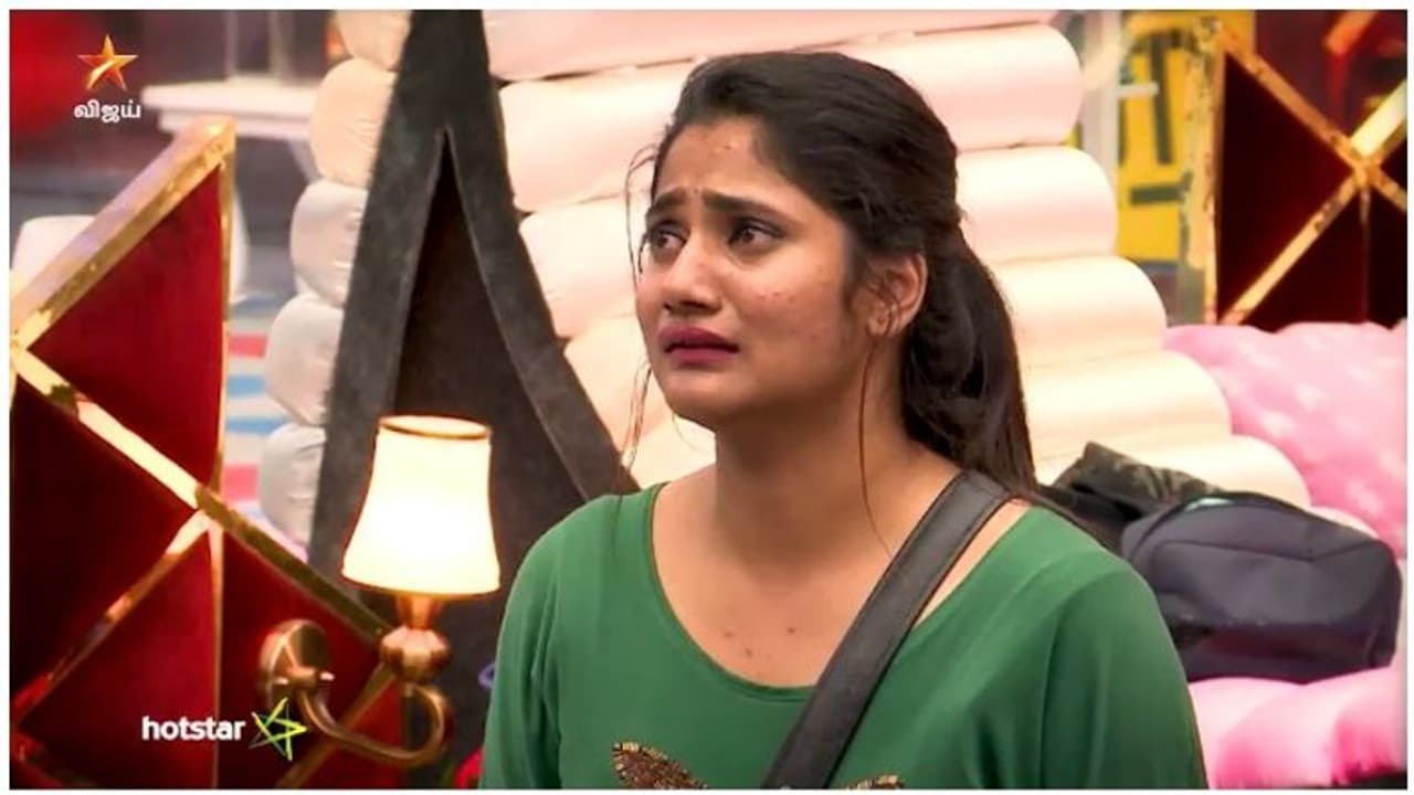 பெட்டி,படுக்கையுடன் பிக்பாஸை விட்டு வெளியேறிய கவின்...கதறி அழும் லாஸ்லியா... பெட்டி,படுக்கையுடன் பிக்பாஸை விட்டு வெளியேறிய கவின்...கதறி அழும் லாஸ்லியா...