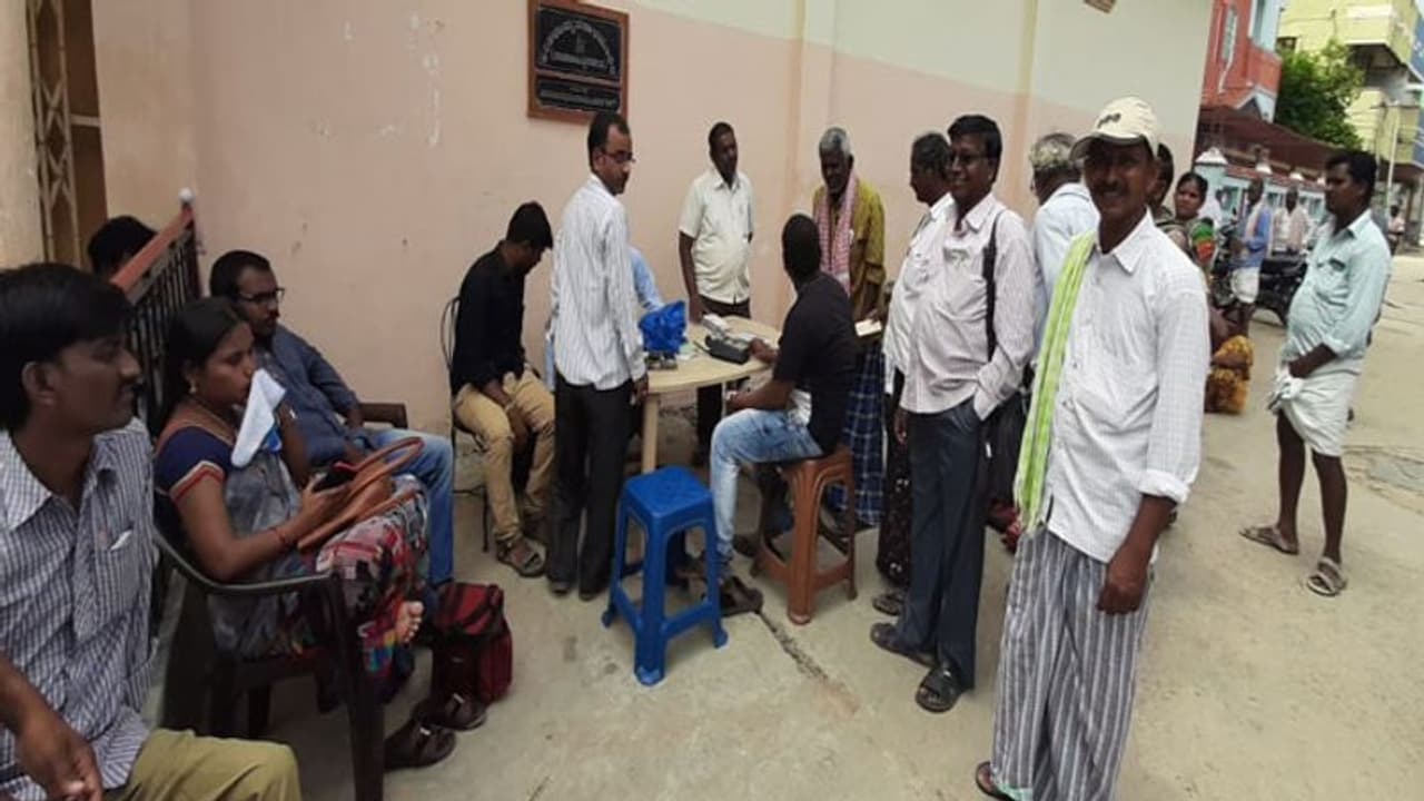 వర్షం ఎఫెక్ట్: ఆరుబయటే బ్యాంకు సేవలు,ఖాతాదారుల ఎఫెక్ట్ వర్షం ఎఫెక్ట్: ఆరుబయటే బ్యాంకు సేవలు,ఖాతాదారుల ఎఫెక్ట్