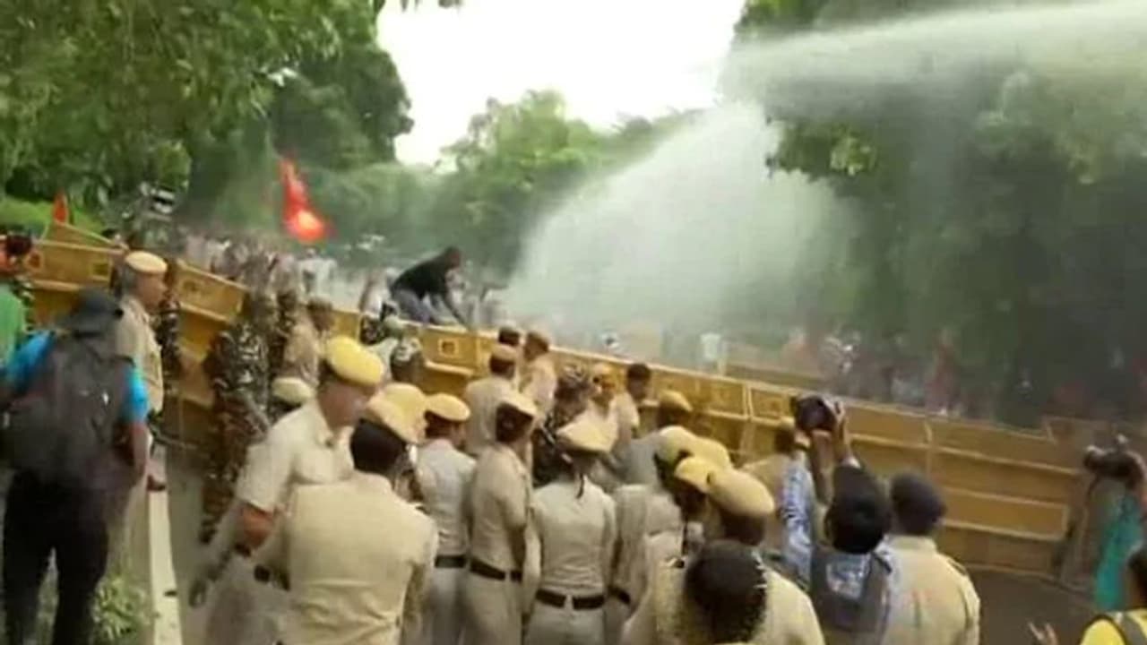 केजरीवाल ने क्या कहा, जो BJP कार्यकर्ताओं ने उनके घर के सामने किया प्रदर्शन, कहा शर्म करो केजरीवाल ने क्या कहा, जो BJP कार्यकर्ताओं ने उनके घर के सामने किया प्रदर्शन, कहा शर्म करो