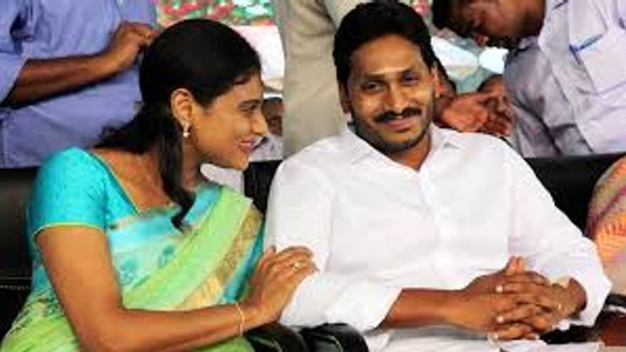 YS Sharmila: అన్నా, చెల్లి మధ్య వైరం ఎందుకు మొదలైంది? జగన్‌ను షర్మిల నేరుగా ఢీకొడుతారా?
