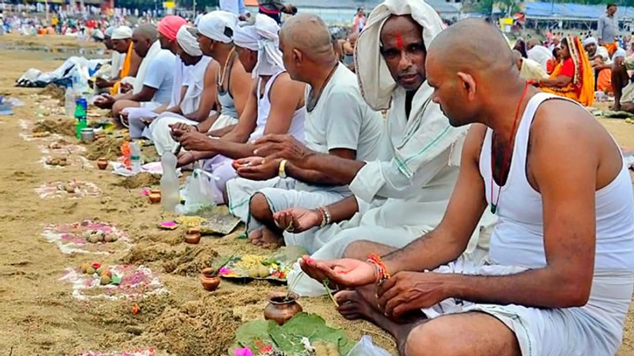 पितृ दोष से हैं परेशान तो 28 सितंबर को करें इन 7 में से कोई 1 उपाय पितृ दोष से हैं परेशान तो 28 सितंबर को करें इन 7 में से कोई 1 उपाय