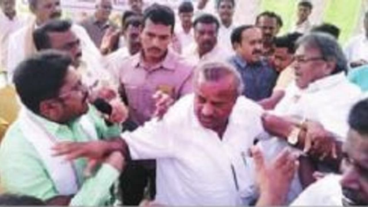 ಹಾಲಿ, ಮಾಜಿ ಶಾಸಕರ ತಳ್ಳಾಟ, ನೂಕಾಟ..!ಕುರ್ಚಿಗಳನ್ನೆಸೆದು ಕಿತ್ತಾಟ