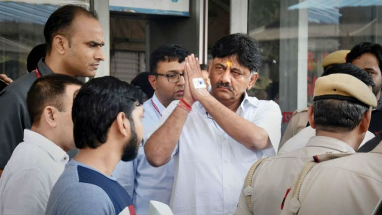 शिवकुमार की खैर जानने अहमद पटेल और आनंद शर्मा पहुंचे तिहाड़