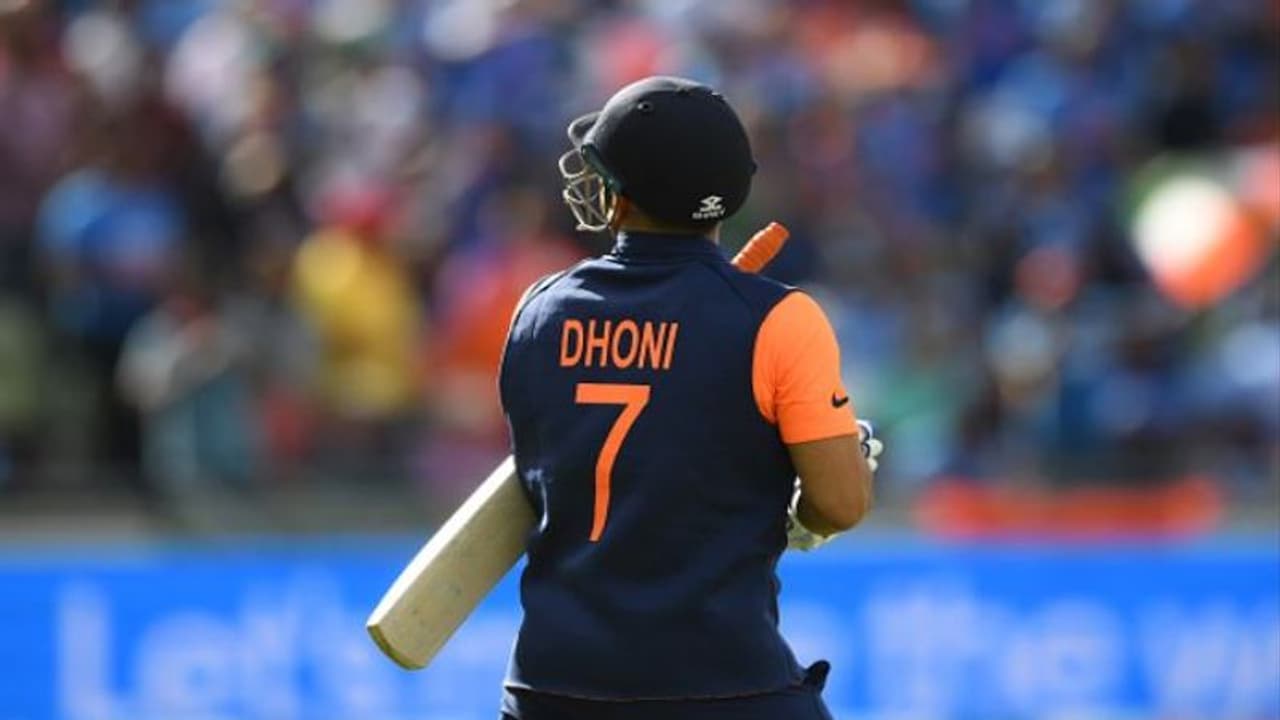 মোদীর পরেই স্থান ধোনির, তাই বলছে সমীক্ষার রিপোর্ট মোদীর পরেই স্থান ধোনির, তাই বলছে সমীক্ষার রিপোর্ট