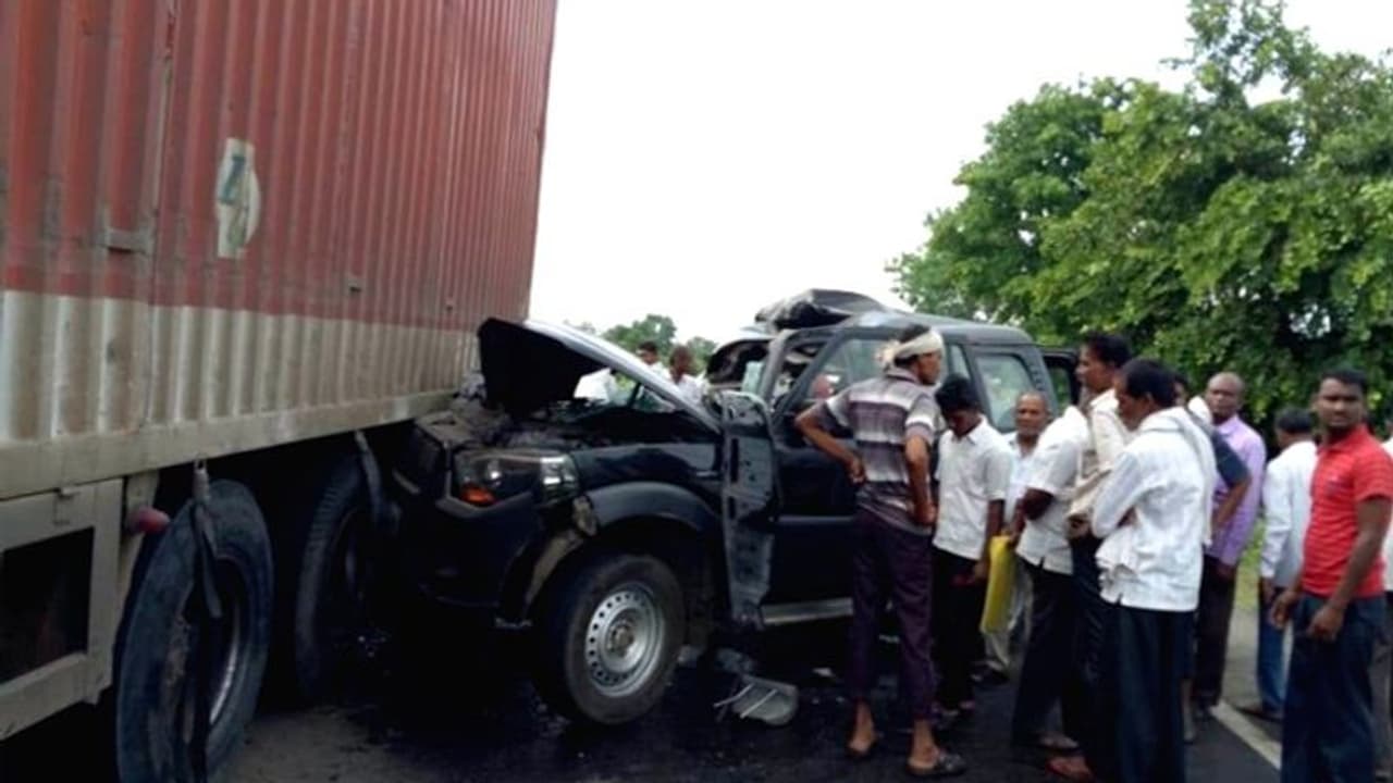 లారీని ఢీకొట్టిన కేంద్ర మాజీ మంత్రి కాన్వాయ్: ఇద్దరి మృతి లారీని ఢీకొట్టిన కేంద్ర మాజీ మంత్రి కాన్వాయ్: ఇద్దరి మృతి