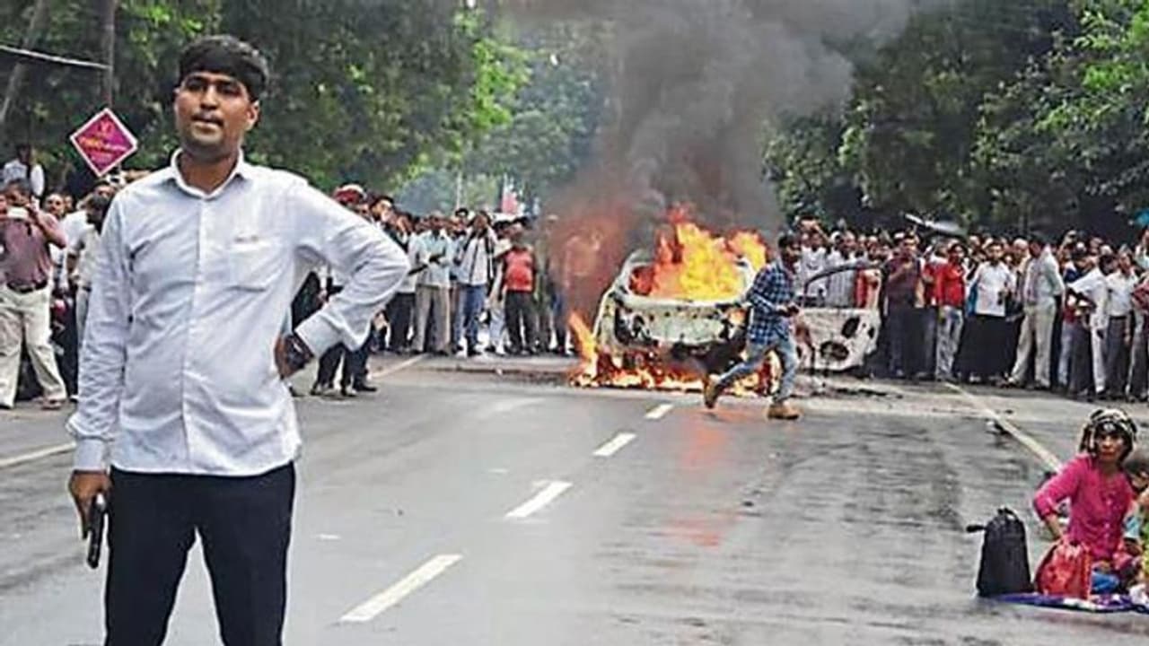 నడిరోడ్డుపై కారుకి నిప్పు, గాల్లోకి కాల్పులు: యువకుడి వీరంగం నడిరోడ్డుపై కారుకి నిప్పు, గాల్లోకి కాల్పులు: యువకుడి వీరంగం