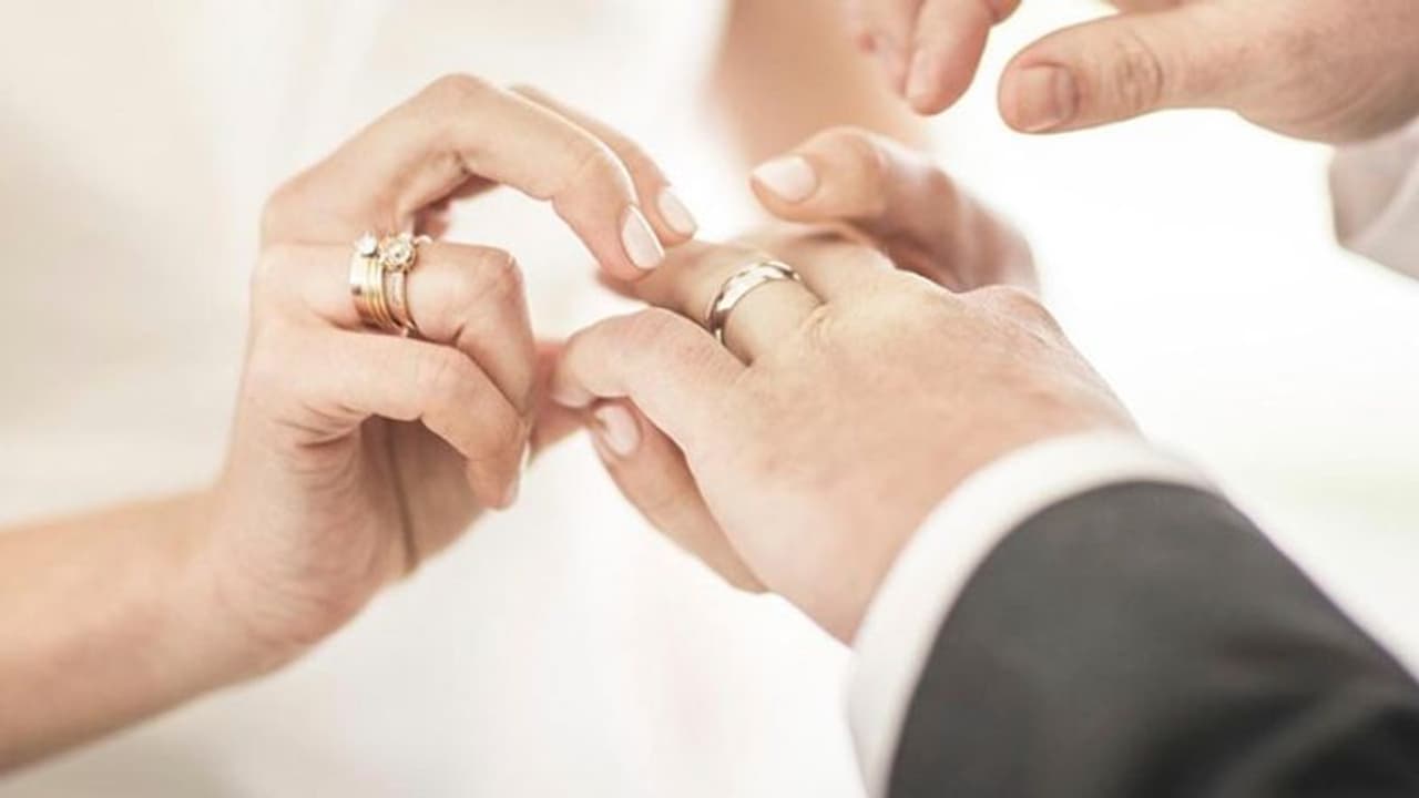 23 വയസ്സിന്‍റെ പ്രായകൂടുതലൊക്കെ എന്ത് ! തന്‍റെ വിവാഹത്തിന് ഡിജെ വായിച്ചയാളെ പ്രണയിച്ച് വിവാഹംകഴിച്ച് യുവതി