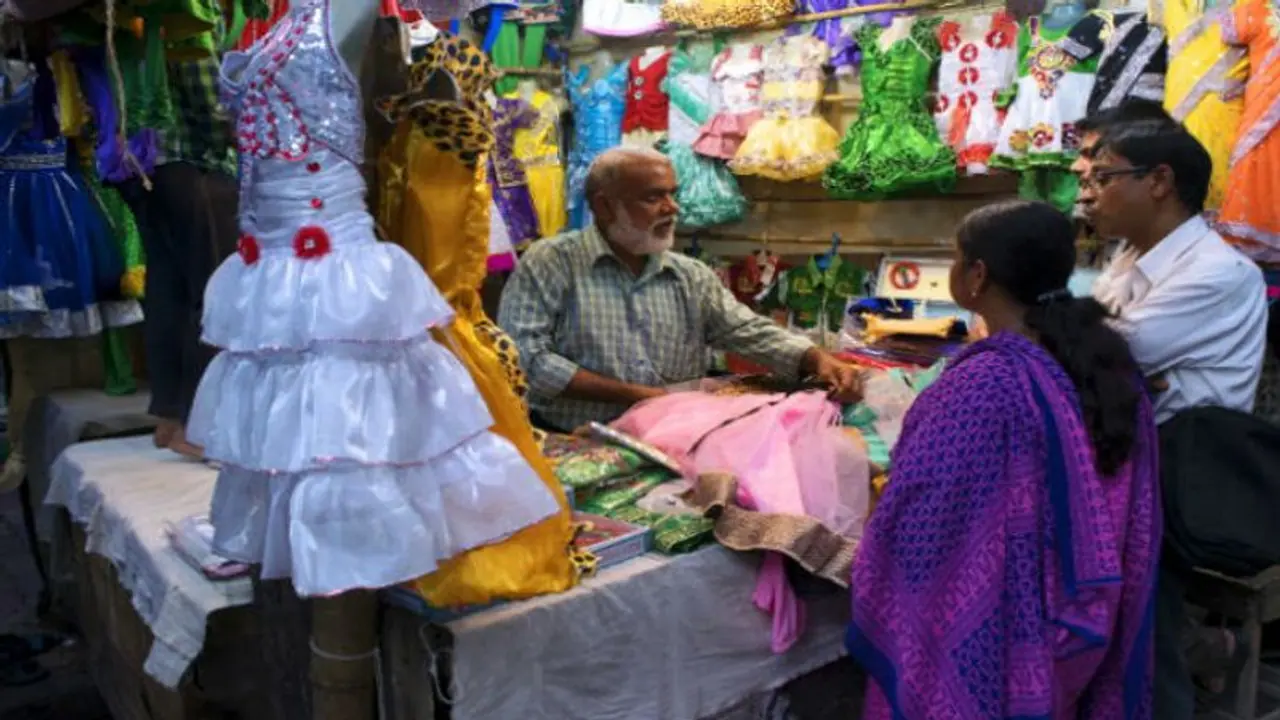 সেজে উঠেছে কলকাতার ফুটপাথ ব্যবসায়ীরা,পুজোর কেনাকাটি চলছে জোরকদমে সেজে উঠেছে কলকাতার ফুটপাথ ব্যবসায়ীরা,পুজোর কেনাকাটি চলছে জোরকদমে