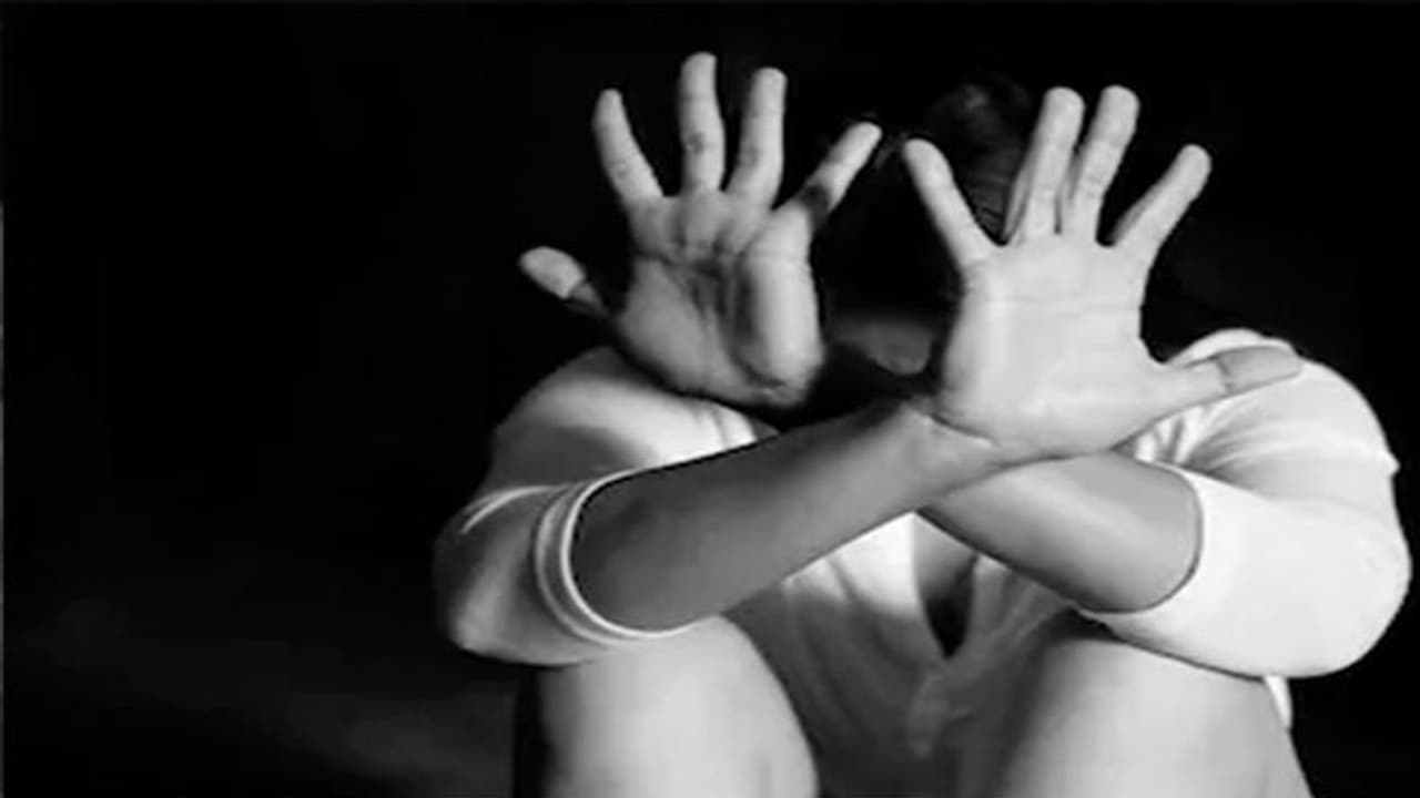 दोस्त ने पानी में मिलाया नशीला पदार्थ, फिर किया यह घिनौना काम दोस्त ने पानी में मिलाया नशीला पदार्थ, फिर किया यह घिनौना काम