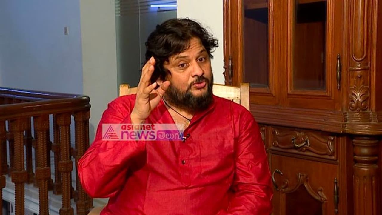 గురువు పవన్ కంటే ముందు శిష్యుడు నితిన్ తో? గురువు పవన్ కంటే ముందు శిష్యుడు నితిన్ తో?