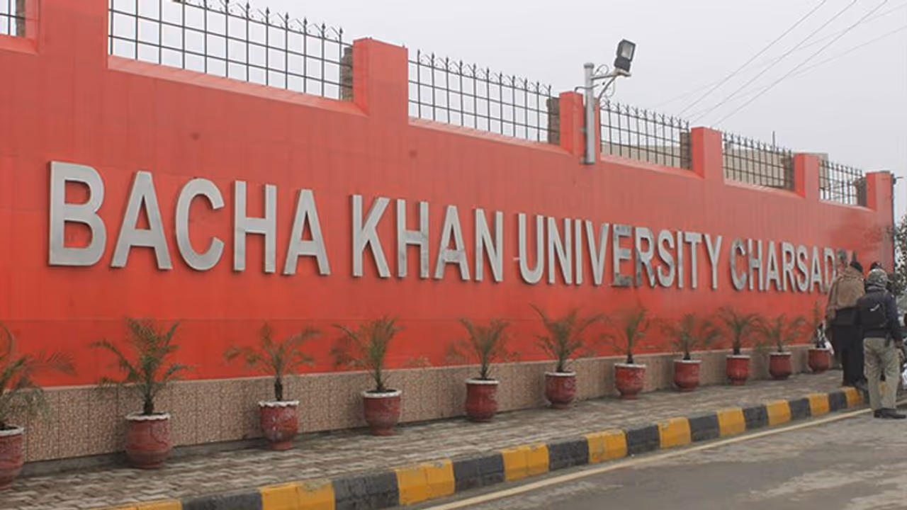 पाकिस्तानी युनिवर्सिटी ने रिलेशनशिप को बताया गैर इस्लामिक, कैंपस के अंदर लगाया बैन पाकिस्तानी युनिवर्सिटी ने रिलेशनशिप को बताया गैर इस्लामिक, कैंपस के अंदर लगाया बैन