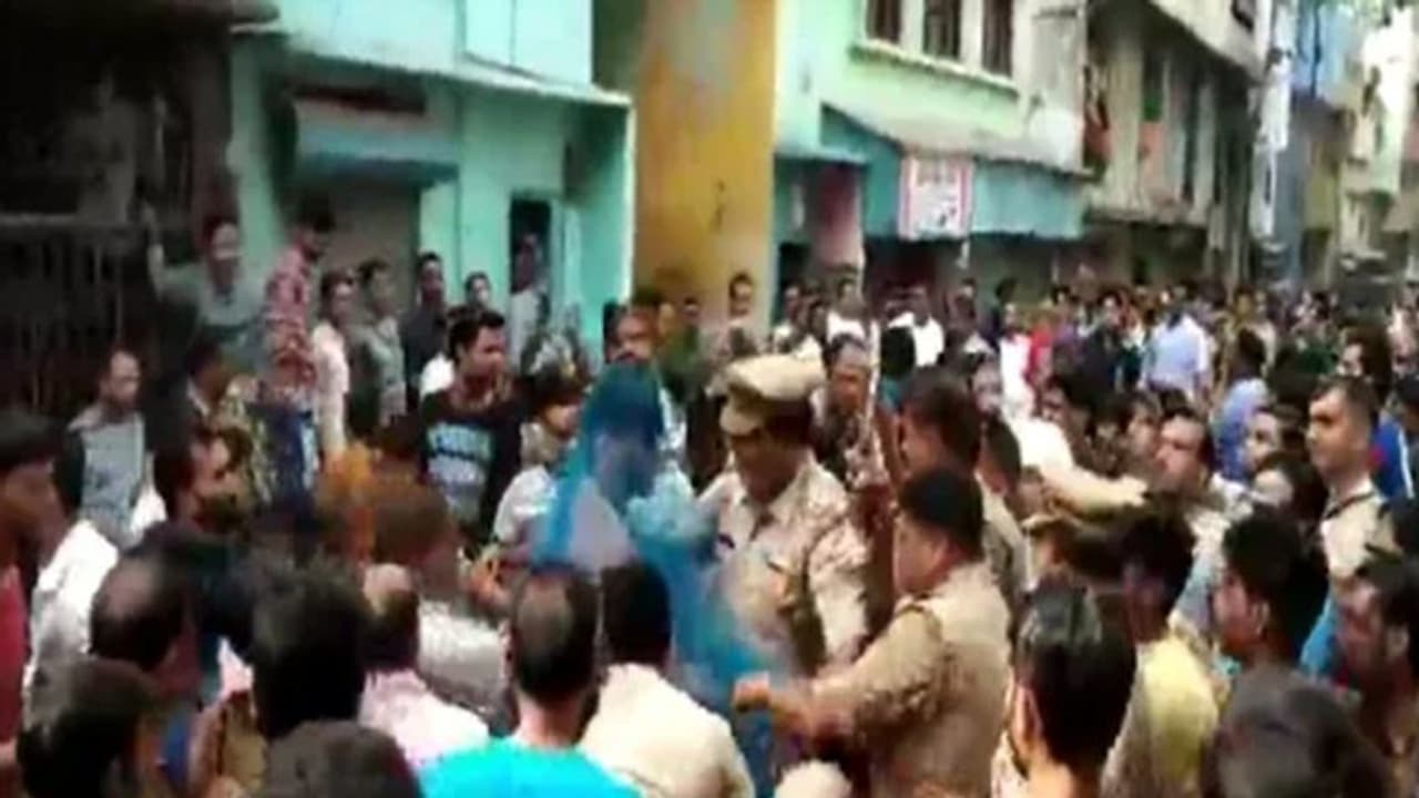 വാഹനങ്ങള് തല്ലിത്തകര്ത്തു; ഷര്ട്ടൂരി ചില്ലുകള്ക്ക് മുകളില് കിടന്നു; 'മരുന്ന'ടിച്ച് യുവാവ് ചെയ്തത് വാഹനങ്ങള് തല്ലിത്തകര്ത്തു; ഷര്ട്ടൂരി ചില്ലുകള്ക്ക് മുകളില് കിടന്നു; 'മരുന്ന'ടിച്ച് യുവാവ് ചെയ്തത്