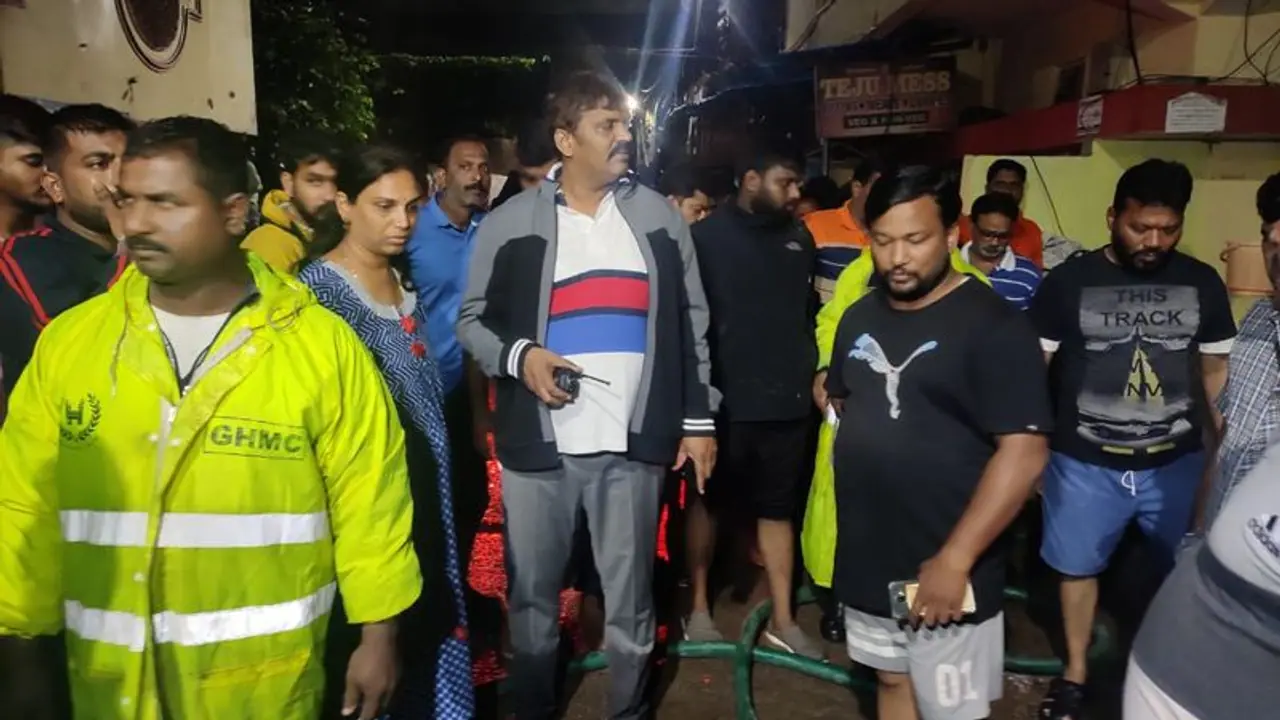 నాలుగో రోజులుగా హైద్రాబాద్ను వీడని వర్షం: చెరువులను తలపిస్తున్న రోడ్లు నాలుగో రోజులుగా హైద్రాబాద్ను వీడని వర్షం: చెరువులను తలపిస్తున్న రోడ్లు