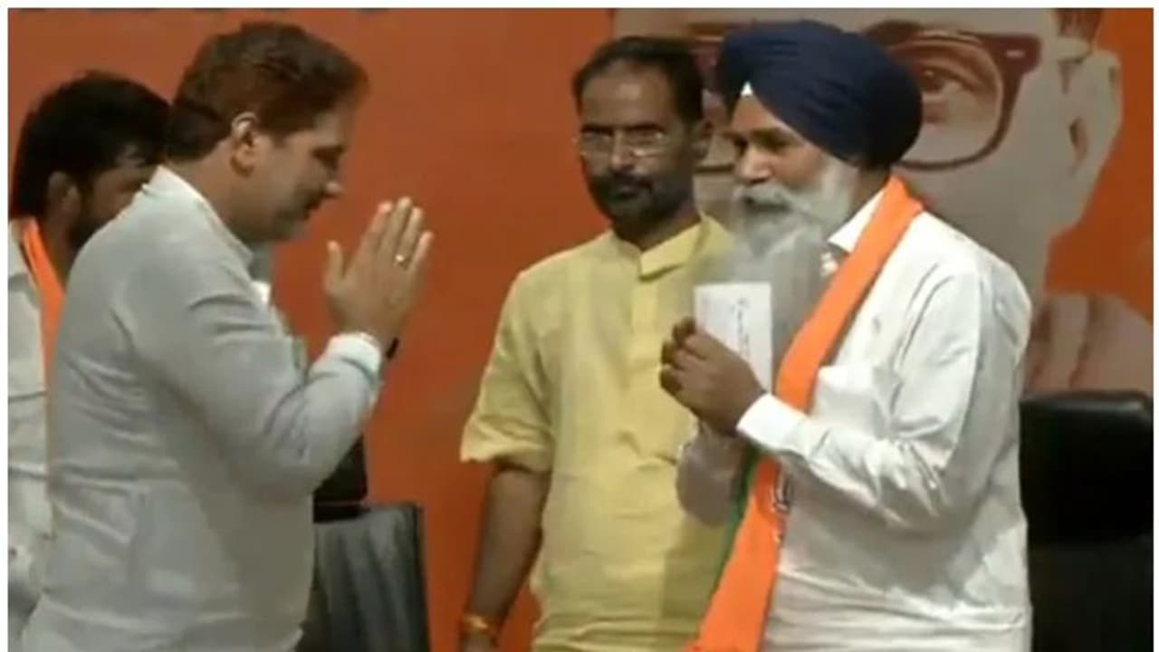 ഏക എംഎല്എ ബിജെപിയില് ചേര്ന്നു; മുന്നണി മര്യാദ പാലിക്കാത്ത ബിജെപിയുമായുള്ള ബന്ധം അവസാനിപ്പിച്ച് അകാലിദള് ഏക എംഎല്എ ബിജെപിയില് ചേര്ന്നു; മുന്നണി മര്യാദ പാലിക്കാത്ത ബിജെപിയുമായുള്ള ബന്ധം അവസാനിപ്പിച്ച് അകാലിദള്