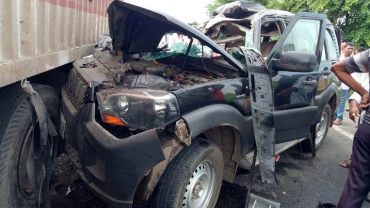 বিরাট দুর্ঘটনার কবলে প্রাক্তন কেন্দ্রীয় মন্ত্রীর কনভয়, ঘটনাস্থলে মৃত ২, ৩ জনের অবস্থা আশঙ্কাজনক বিরাট দুর্ঘটনার কবলে প্রাক্তন কেন্দ্রীয় মন্ত্রীর কনভয়, ঘটনাস্থলে মৃত ২, ৩ জনের অবস্থা আশঙ্কাজনক