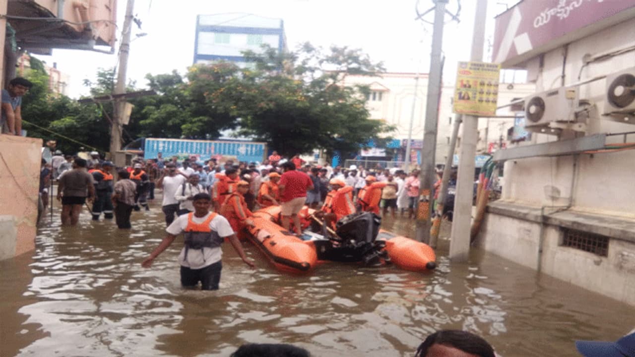 హైదరాబాద్ లో భారీ వర్షం...రంగంలోని ఎన్డీఆర్ఎఫ్ బృందాలు హైదరాబాద్ లో భారీ వర్షం...రంగంలోని ఎన్డీఆర్ఎఫ్ బృందాలు