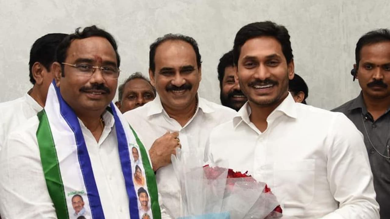 దగ్గుబాటి చేరికతో వైసీపీకి గుడ్ బై, జగన్ సమక్షంలో సొంతగూటికి చేరిన టీడీపీ నేత దగ్గుబాటి చేరికతో వైసీపీకి గుడ్ బై, జగన్ సమక్షంలో సొంతగూటికి చేరిన టీడీపీ నేత
