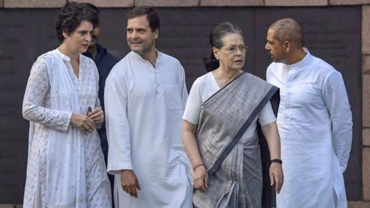 വിദ്വേഷ പ്രസംഗം: സോണിയക്കും രാഹുലിനും പ്രിയങ്കക്കുമെതിരെ കേസെടുക്കണമെന്നാവശ്യപ്പെട്ട് ഹര്ജി വിദ്വേഷ പ്രസംഗം: സോണിയക്കും രാഹുലിനും പ്രിയങ്കക്കുമെതിരെ കേസെടുക്കണമെന്നാവശ്യപ്പെട്ട് ഹര്ജി