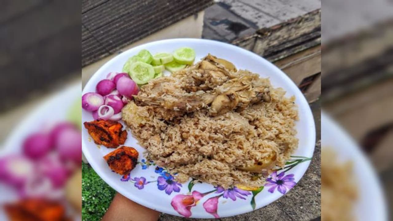 বিরিয়ানিতে অরুচি, চিন্তা নেই বানিয়ে ফেলতেই পারেন অন্যরকম স্বাদের চিকেন তেহারি