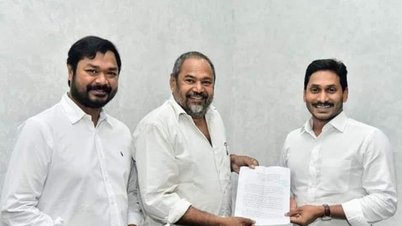 జగన్ తో ప్రముఖ నటుడు ఆర్ నారాయణమూర్తి భేటీ: కీలక చర్చలు