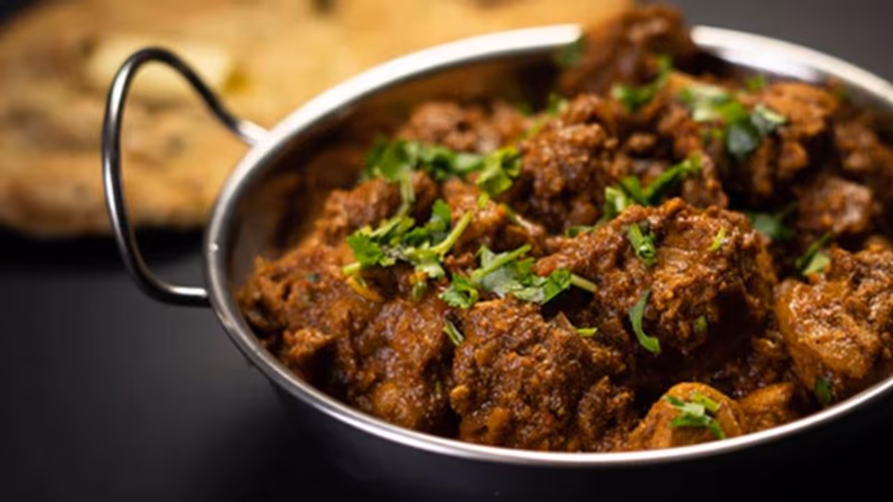 চিকেন মানেই সেই একঘেয়ে রেসিপি, এবার স্বাদ বদলাতে গার্লিক চিকেন ও মুঘলাই হান্ডি চিকেন বানিয়ে ফেলুন